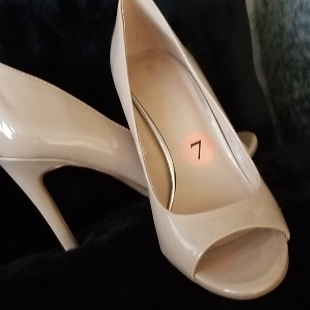 BCBG HEELS - Picture 2 of 5